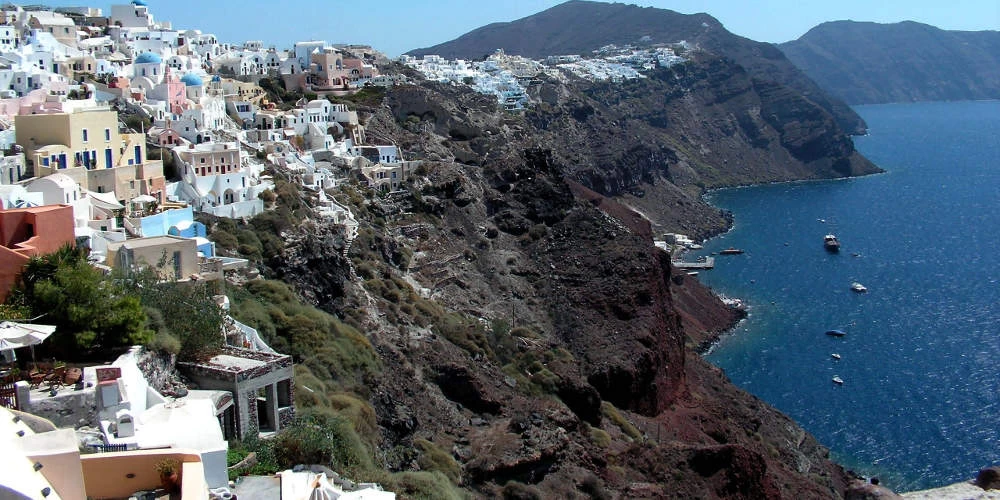 Διπλό θρίλερ στην Σαντορίνη με εξαφάνιση και πτώση αυτοκινήτου από βράχια